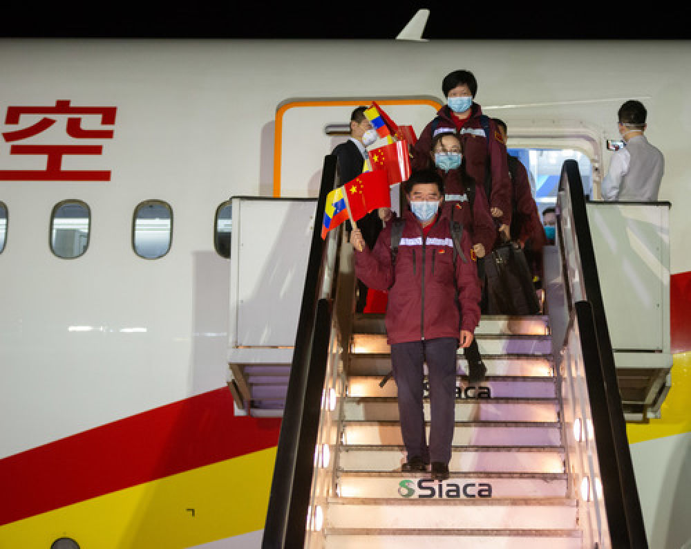 3月30日，在委内瑞拉首都加拉加斯西蒙·玻利瓦尔国际机场，中国抗疫医疗专家组全体成员走下专机。新华社发（萨尔戈多摄）