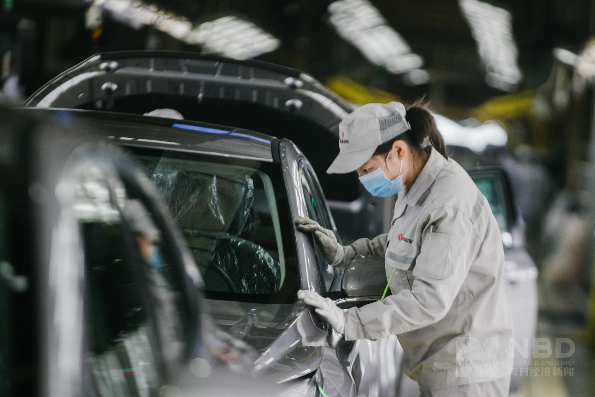 车间里,无论哪一步操作,工人都戴着口罩(2).