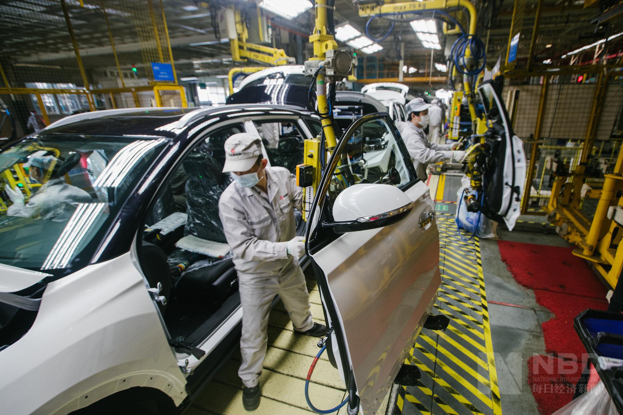 车间里,无论哪一步操作,工人都戴着口罩(3).