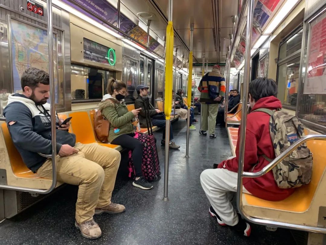 纽约地铁 受访者供图美国疫情开始暴发时,最受冲击的就是华人社区