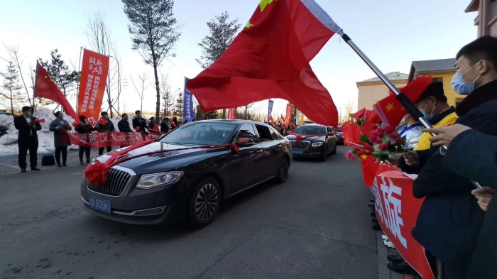第二批援鄂医疗队凯旋60辆红旗长白山接驾