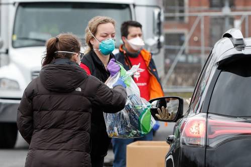 3月29日，在美国芝加哥，志愿者接受民众捐赠的防护用品。新华社/法新