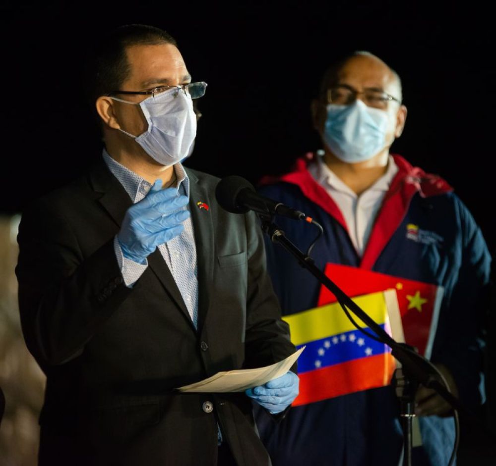3月30日，在委内瑞拉首都加拉加斯西蒙·玻利瓦尔国际机场，委内瑞拉外长阿雷亚萨（左）在欢迎仪式上致辞。新华社发（萨尔戈多摄）
