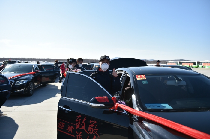 第二批援鄂医疗队凯旋60辆红旗长白山接驾