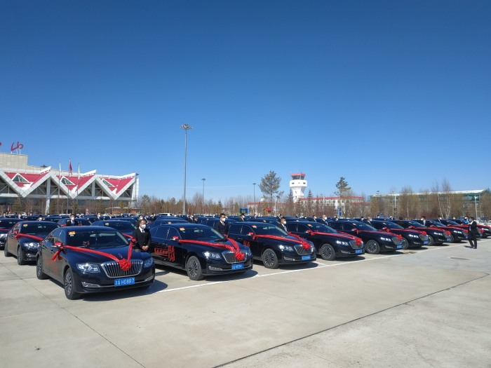 第二批援鄂医疗队凯旋60辆红旗长白山接驾
