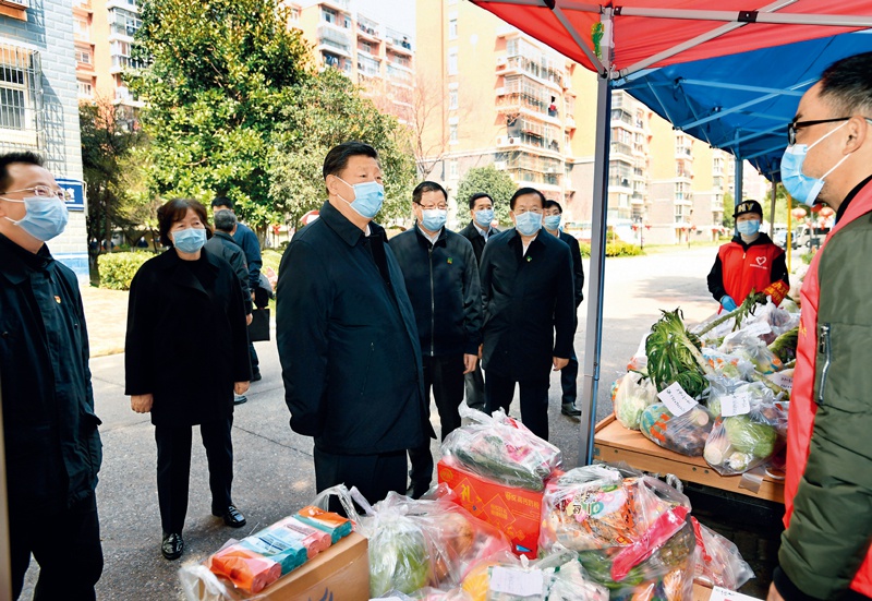 2020年3月10日，中共中央总书记、国家主席、中央军委主席习近平专门赴湖北省武汉市考察新冠肺炎疫情防控工作。这是习近平在东湖新城社区生活物资集中配送点，详细询问社区群众生活物资采购和供应情况。 新华社记者 谢环驰/摄