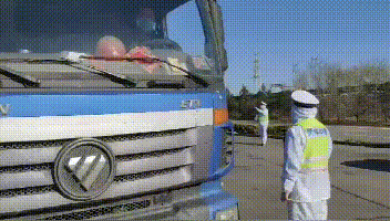 河北高速交警正在核对车辆北斗定位行驶信息。王代英图