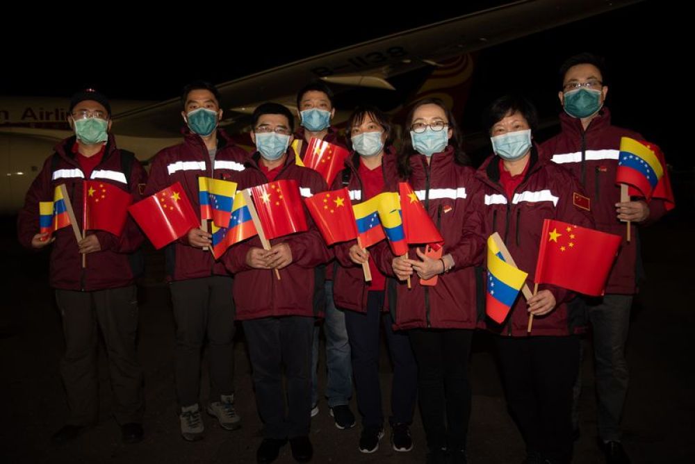 3月30日，在委内瑞拉首都加拉加斯西蒙·玻利瓦尔国际机场，中国抗疫医疗专家组合影。新华社发（萨尔戈多摄）