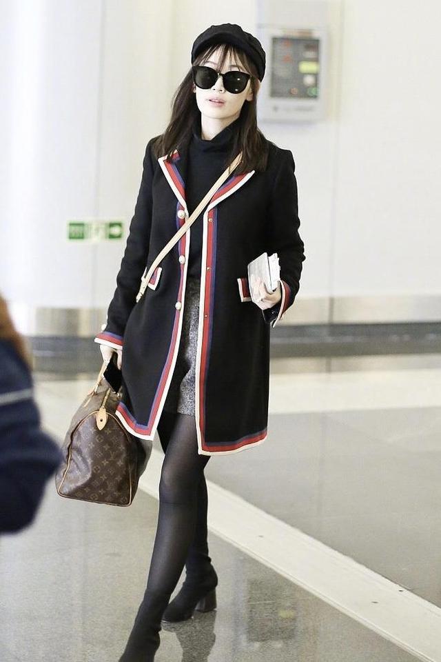 马蓉穿着真低调!黑色针织衫搭配半身裙走机场,清新稳重又时髦