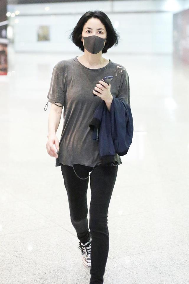 王菲高级感无敌了,烂t恤配牛仔裤也穿出大牌范,换波波头更年轻