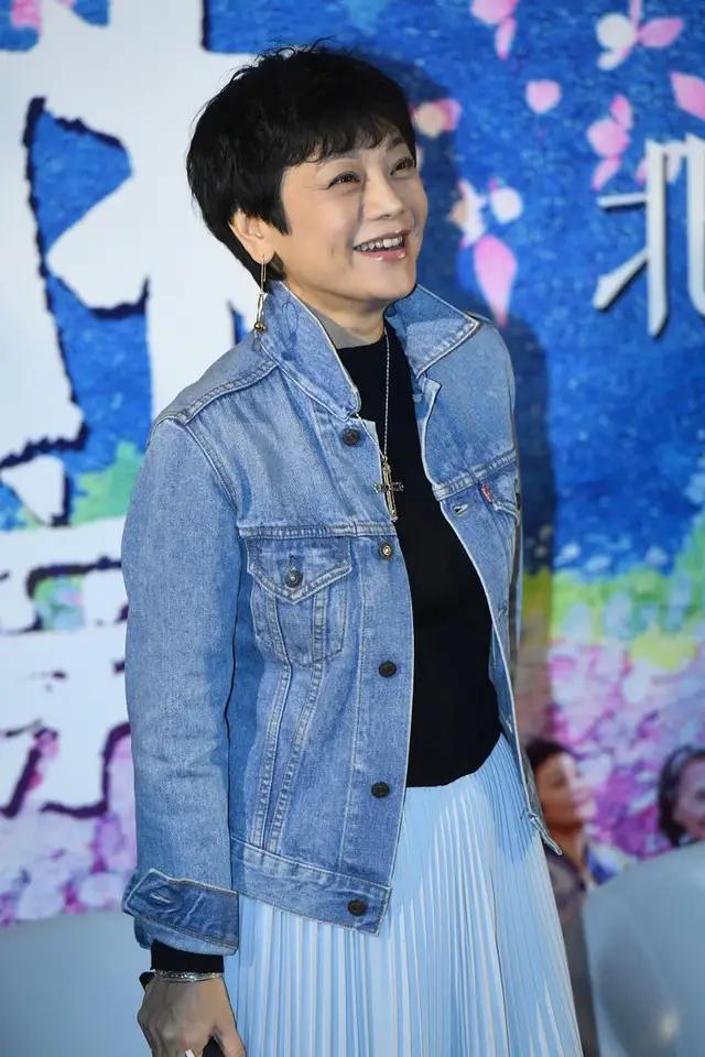 张艾嘉气质真的高级,穿无袖连衣裙配短发亮相,高贵优雅气场开挂