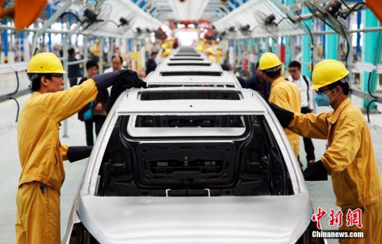 资料图：工人在新能源汽车生产线上工作。 刘昌勇 摄