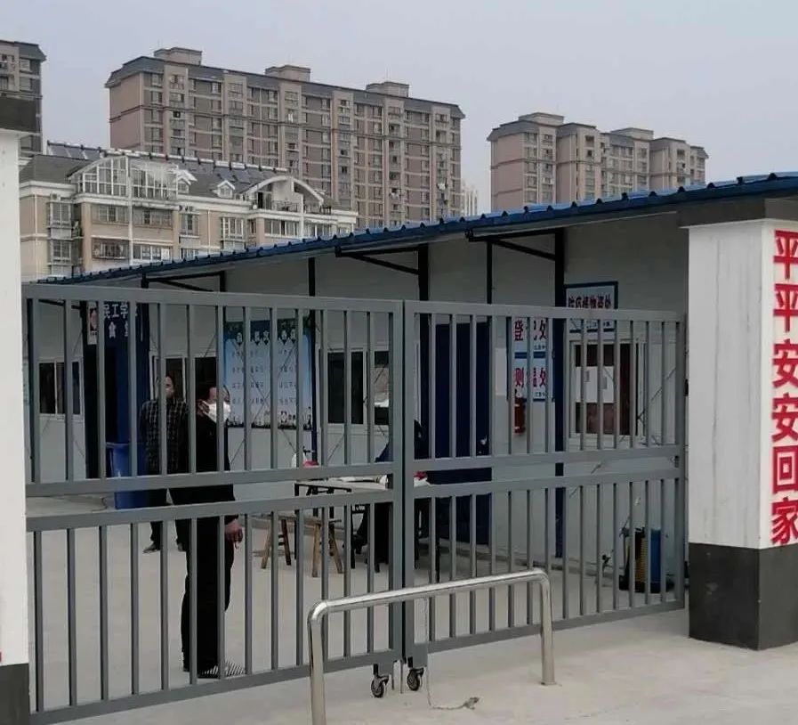 进出体温监测到位;在进出场大门,生活区,食堂出入口等处设置体温