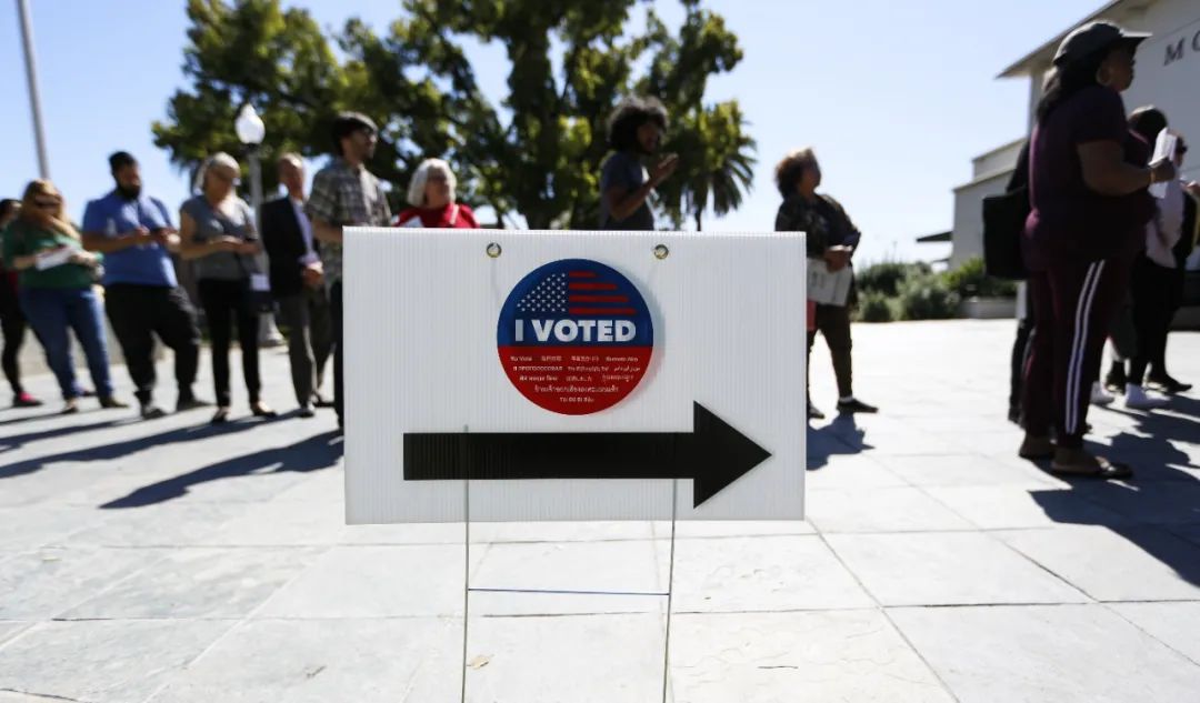 ▲3月3日，选民在美国加利福尼亚州一个投票站外排队等待投票。（新华社）