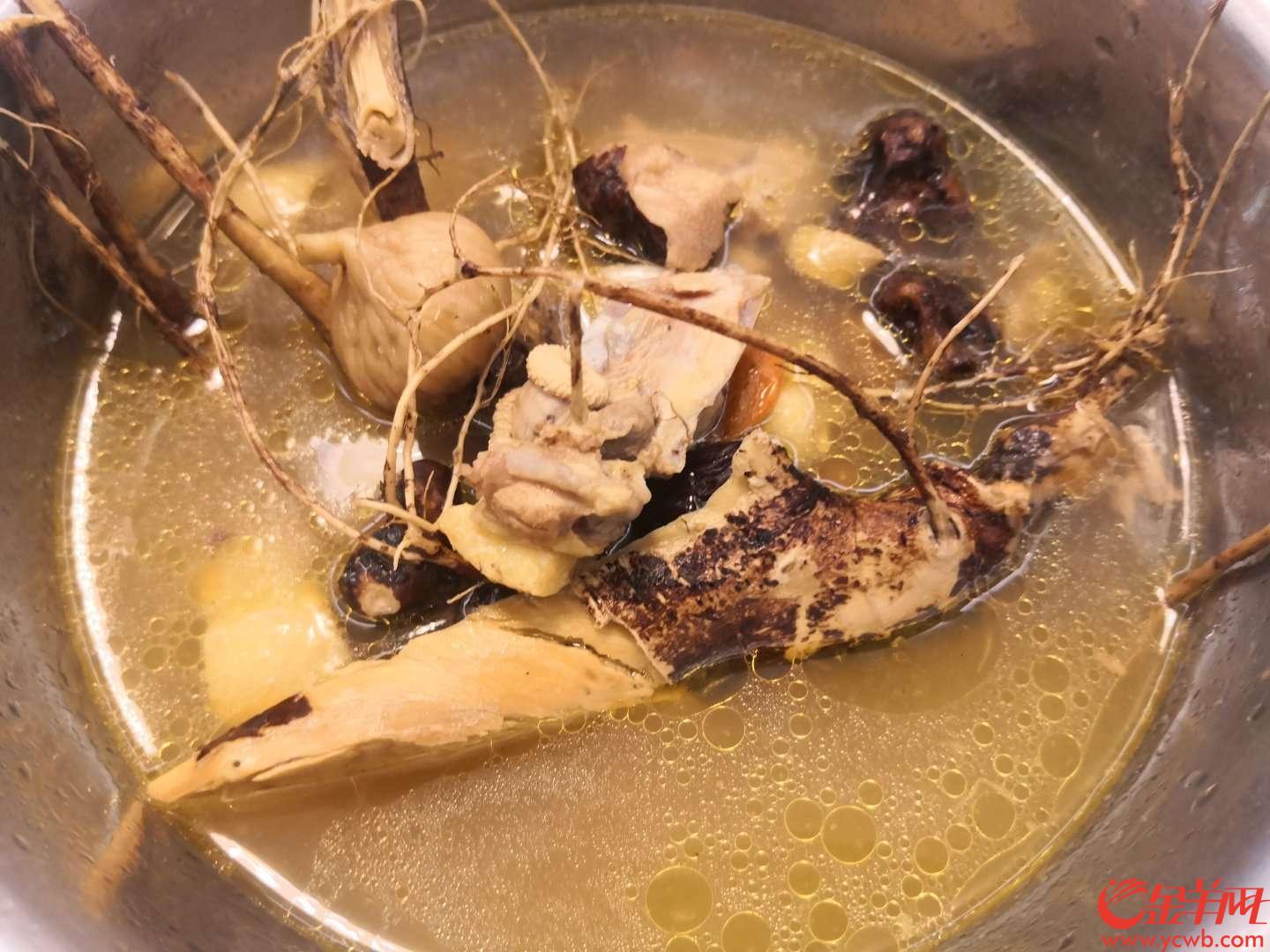 五指毛桃煲鸡汤白胡椒煲猪肚汤【材料】白胡椒15克,新鲜猪肚1个,生姜