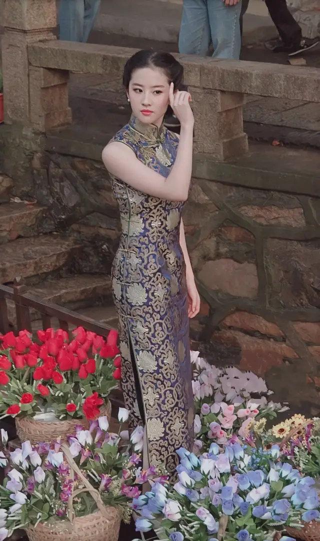 刘亦菲的肉感身材绝了穿旗袍尽显东方美这气质同龄女星里少见