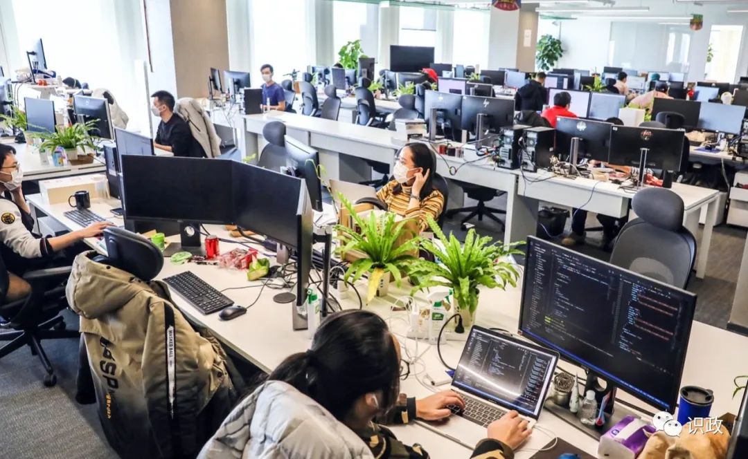 员工佩戴口罩,拉开办公间距