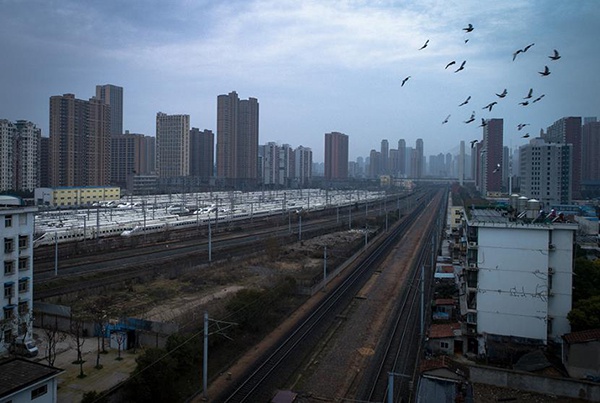 2月10日，动车组列车停放在武汉动车段的存车线上（无人机照片）。新华社 图