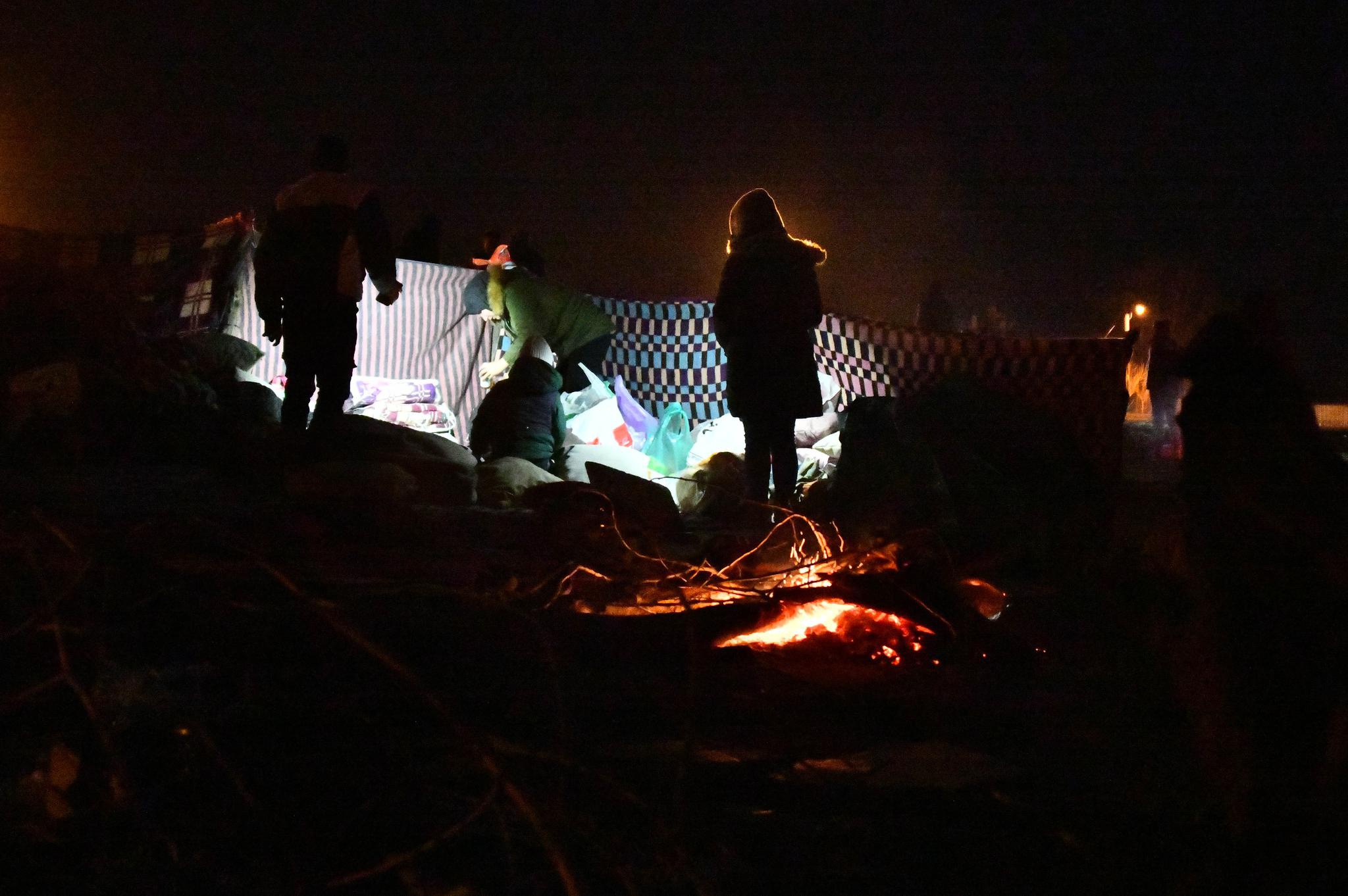 夜宿土耳其欧盟边界的非法移民|欧盟|土耳其_新浪新闻