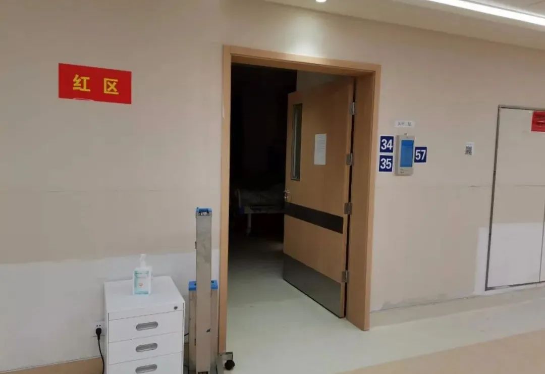 深夜,红区一扇病房门却怎么也"关不上"