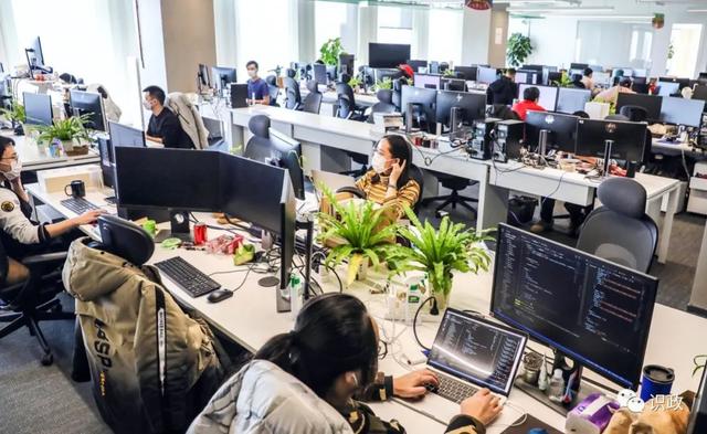 占地 67亩的小米科技园内有办公楼宇8栋,蔡奇走进园区,察看防疫措施