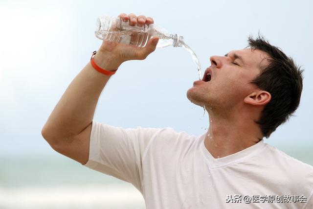 寿命短的男人,喝水时会有三个信号,若你三个都有,提示该检查了