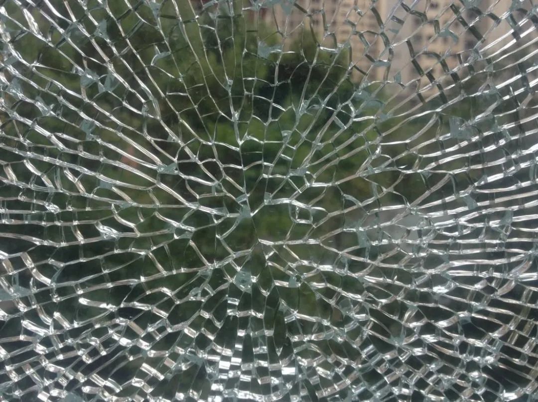 千万别砸错了——需要破窗而入时,砸汽车哪块玻璃损失是最小的?