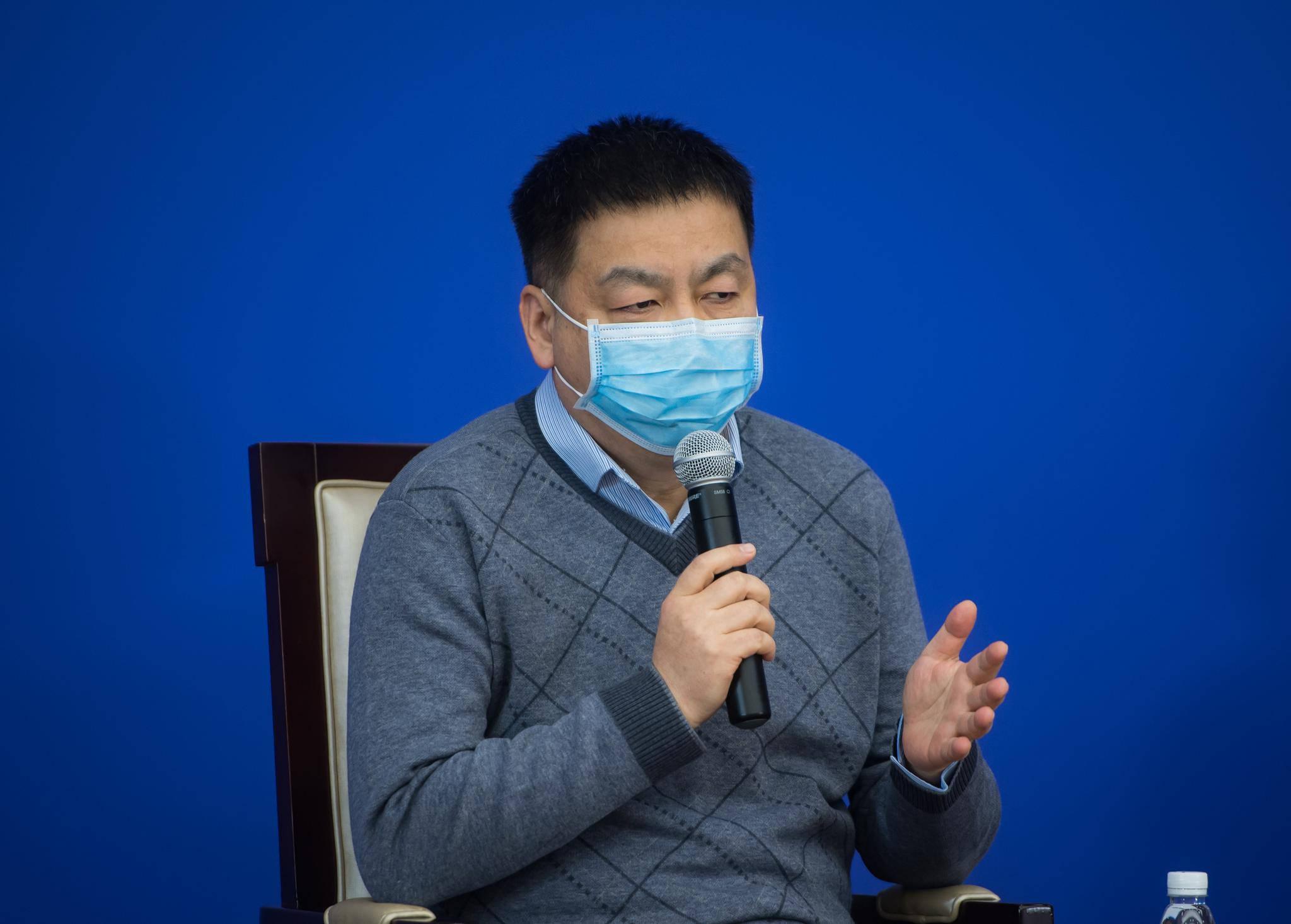 国新办举行参与一线救治工作的中国专家介绍治疗新冠肺炎做法记者见面
