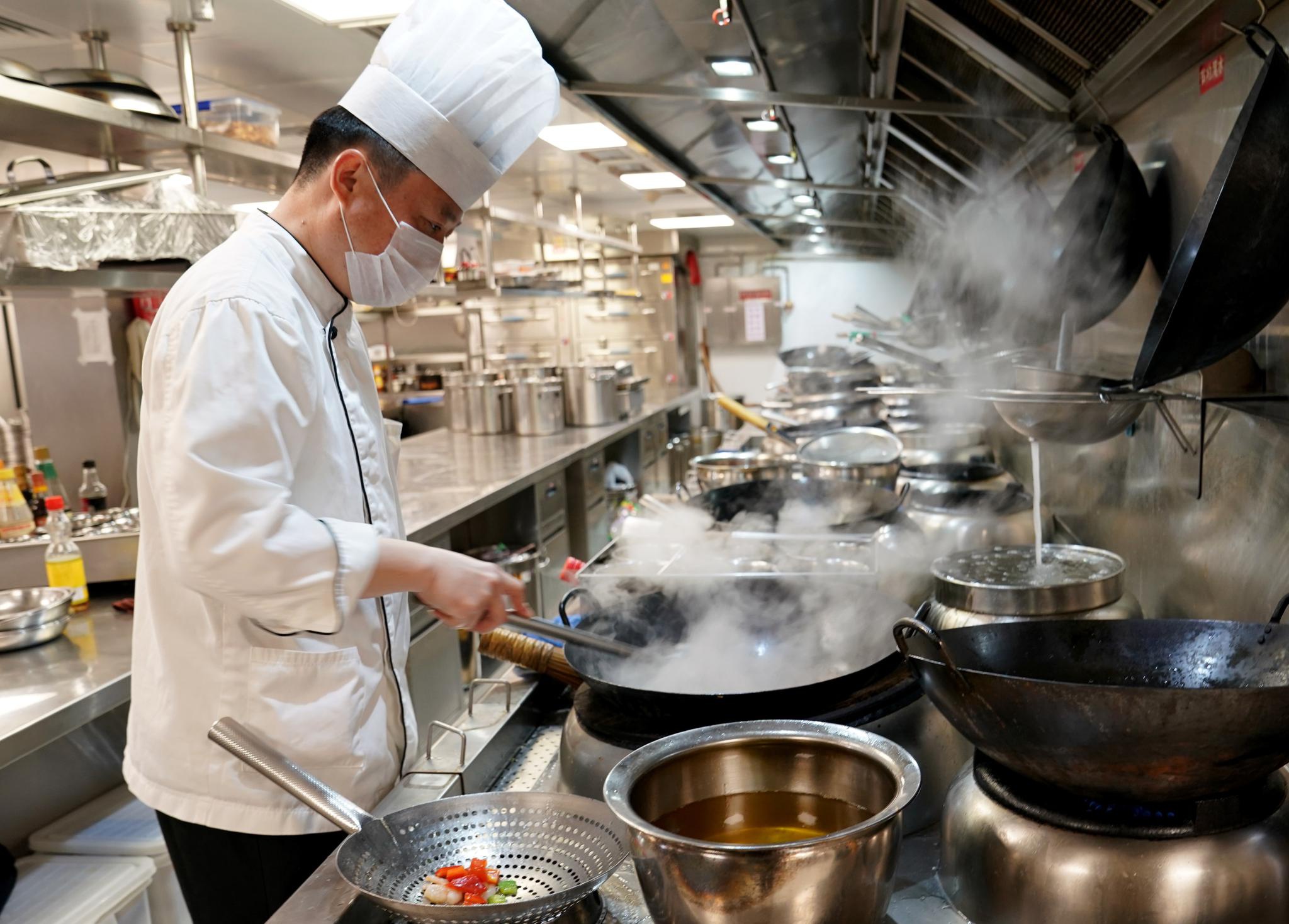 上海逐步唤醒美食地标 豫园绿波廊恢复堂食