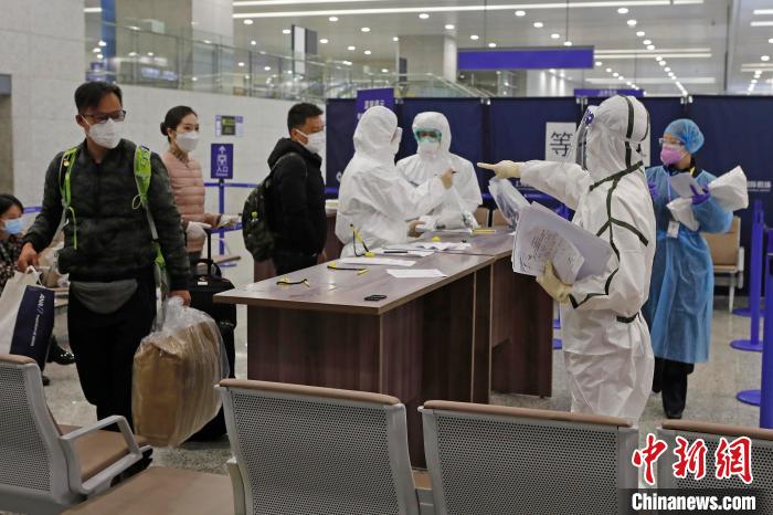 殷立勤)3月4日,上海海关在浦东国际机场对入境旅客进行健康申明卡信息