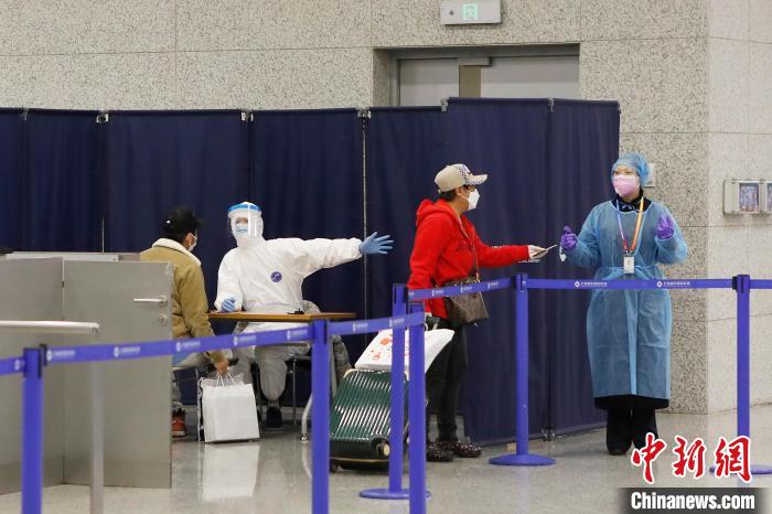 上海海关人员对重点国家地区入境旅客进行信息复查.