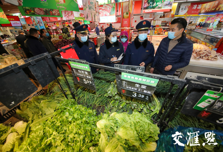 图为南京市栖霞区市场监管局工作人员来到苏果超市