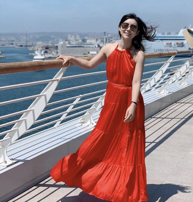 李小萌因太丰满机场造型翻车,穿紧身吊带配阔腿裤,至少显胖10斤