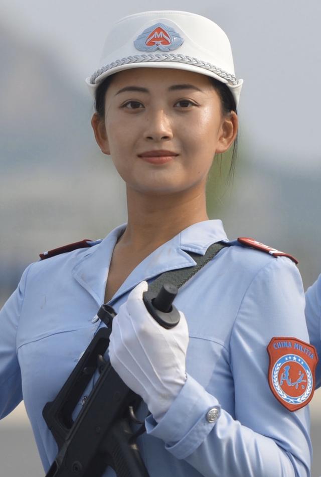 受阅女民兵主动请缨防疫一线为复工企业送去急需口罩