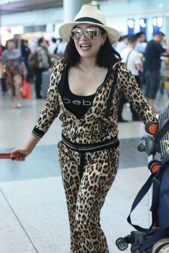 钟丽缇真是不放过自己穿豹纹装走机场显胖不止10斤太有肉感了