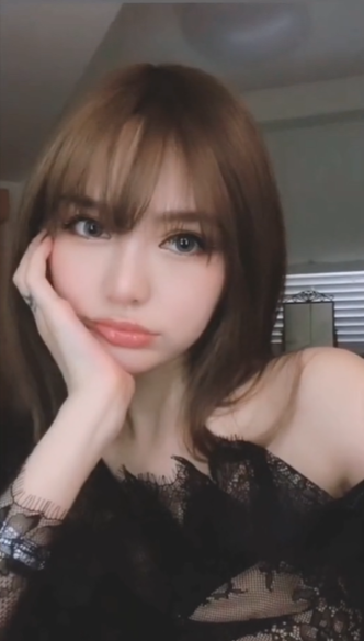 周扬青自拍大眼放电似芭比娃娃 齐刘海造型撞脸lisa