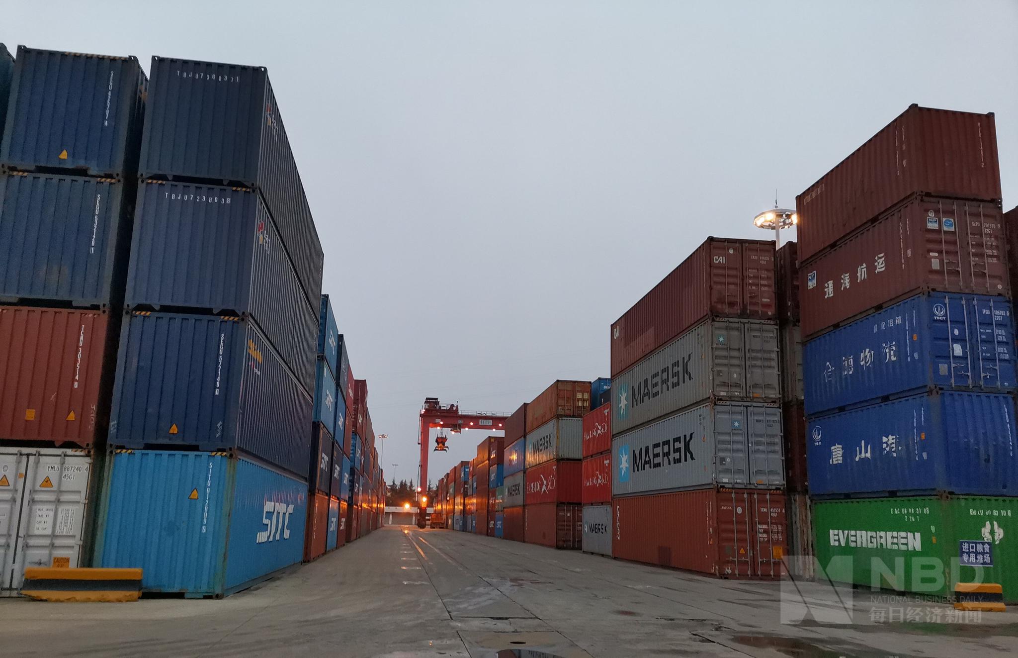 阳逻一期堆积的集装箱 图片来源:每经记者 张明双 摄