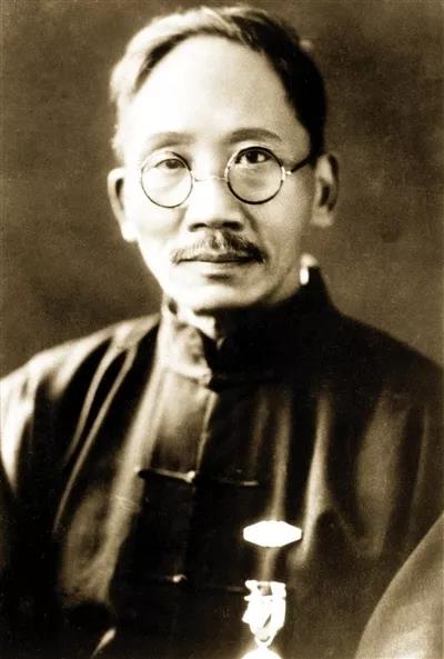 过去的北大,校长大权独揽,教授们只能被动服从;蔡元培立意改变这一