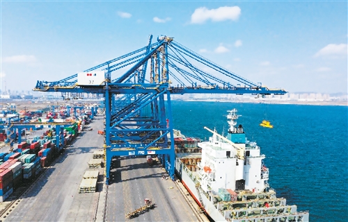 大连口岸今年首条新增集装箱航线开通