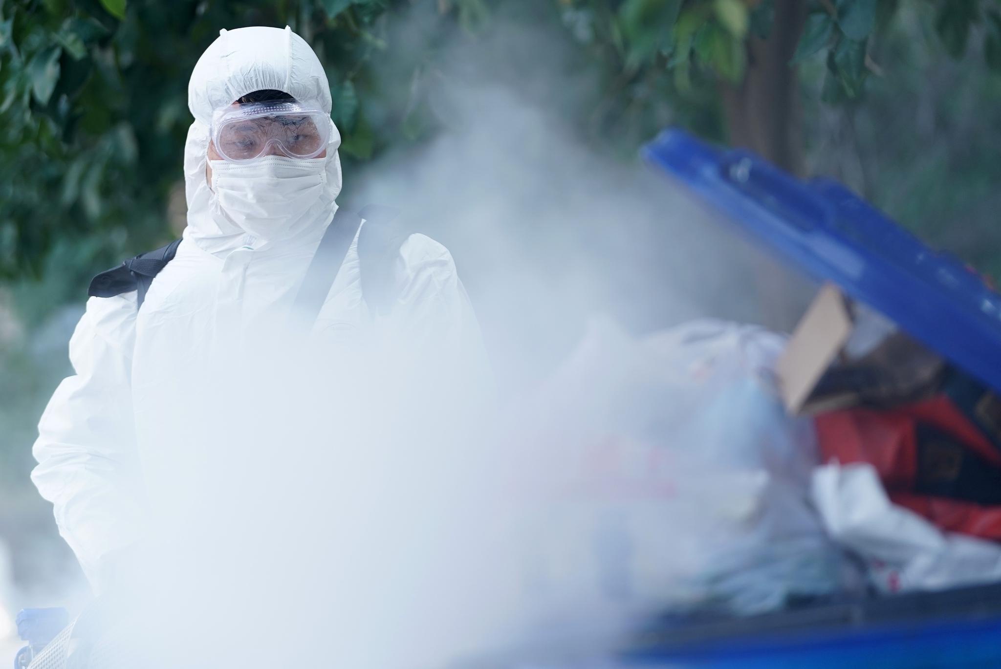 3月5日,工作人员在武昌区盛世徐东居民小区对垃圾桶喷药消毒.