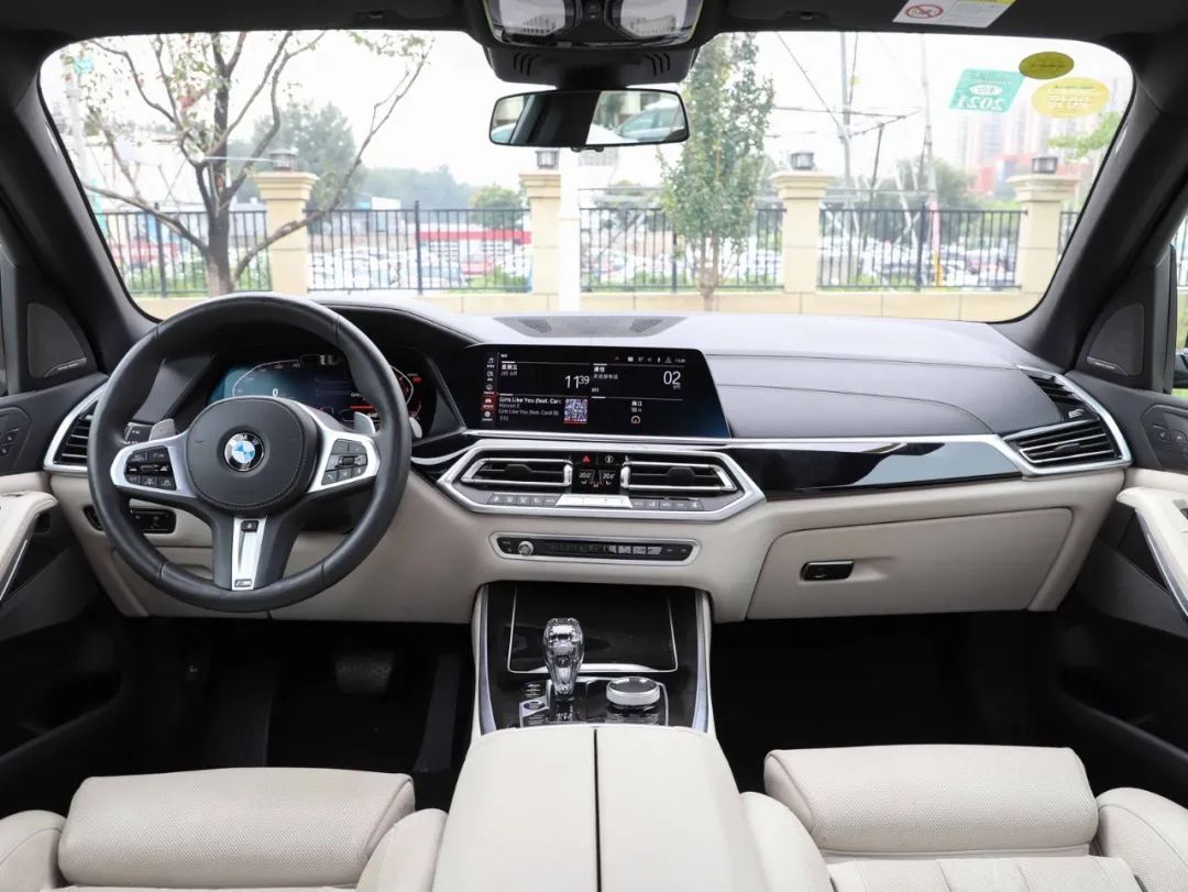 2.0T+8AT，性价比最高的宝马SUV之一，多数男人都喜欢