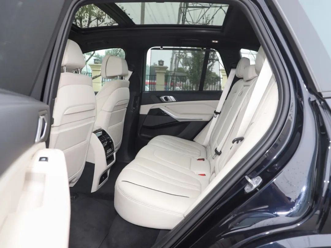 2.0T+8AT，性价比最高的宝马SUV之一，多数男人都喜欢