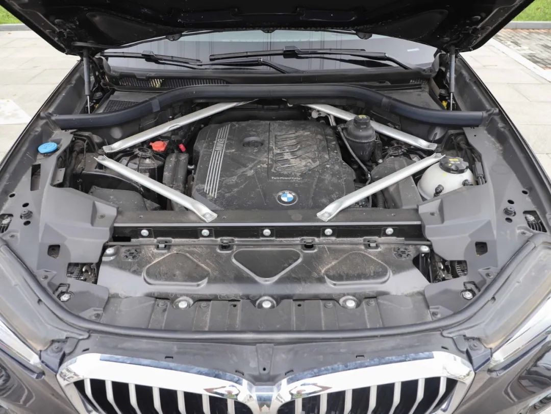 2.0T+8AT，性价比最高的宝马SUV之一，多数男人都喜欢