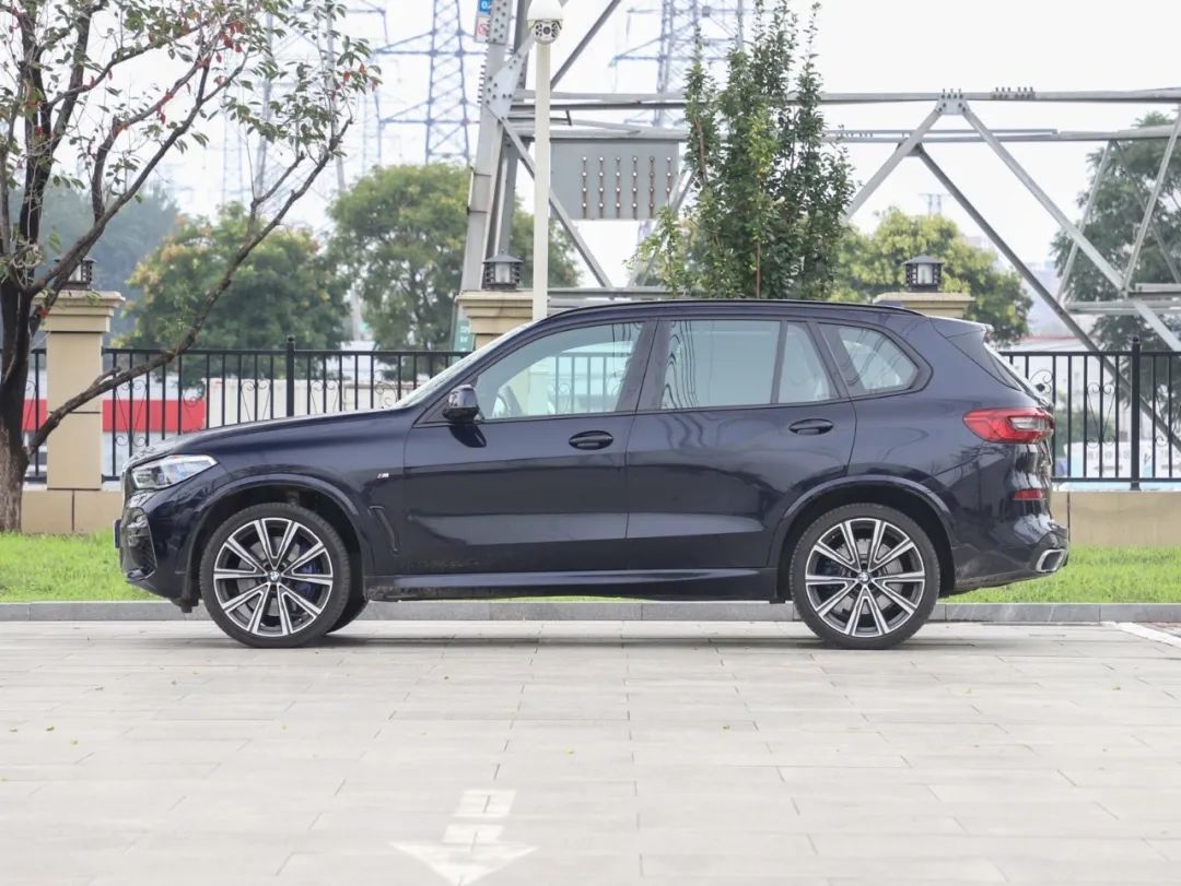 2.0T+8AT，性价比最高的宝马SUV之一，多数男人都喜欢