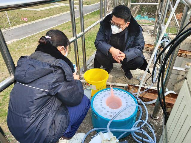 深入隔离区监测污水处理大年初四起他们就没有休息抗击疫情建邺环保人