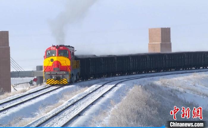 图为运送煤炭的火车.