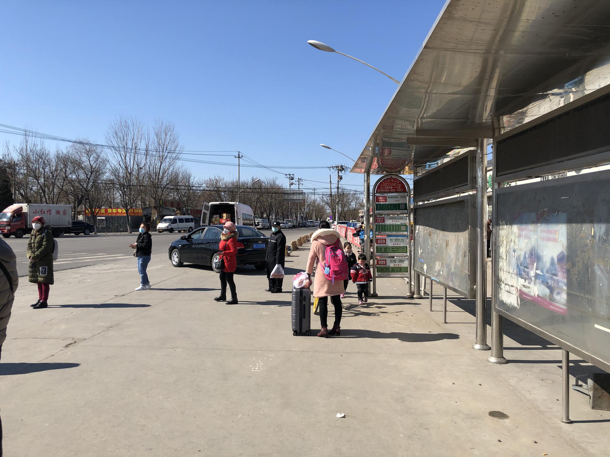 北京皮村返京者在村口等着房东在出租房等着复工