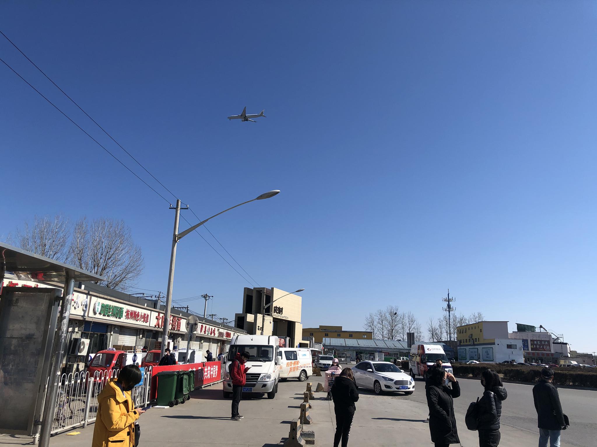 北京皮村返京者在村口等着房东在出租房等着复工