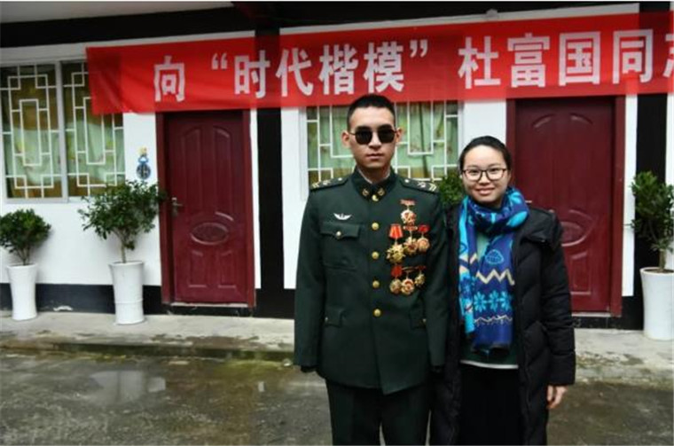 出发前,杜富国知道了这件事,给她发来语音.