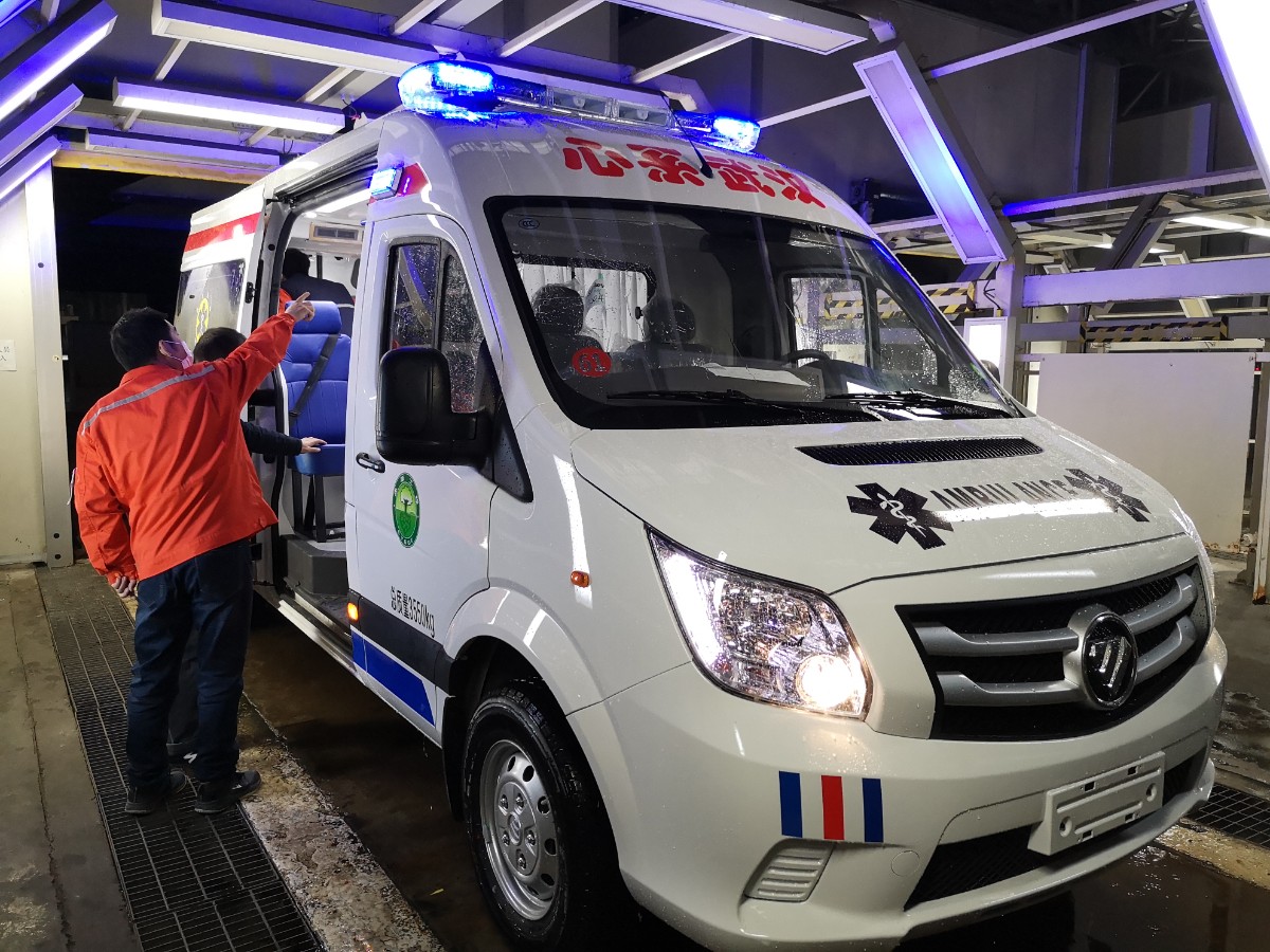 负压救护车与普通救护车相比,最大不同是加装了负压装备,使车内气压